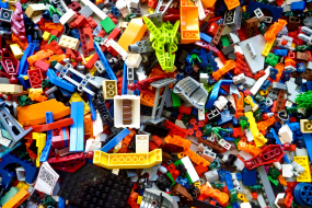 Titelbild Periodensystem der KI Legobausteine