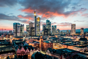Innenstadt Frankfurt bei Sonnenuntergang