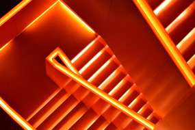 Treppe in orangener Neonbeleuchtung