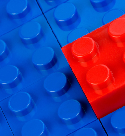 Legosteine in blau, einer in rot